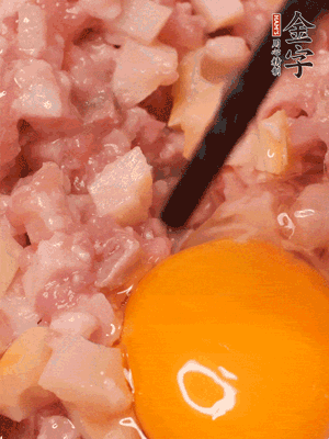 豬肉末、咸肉丁，分次加蔥姜水，一勺糖、一丟白胡椒，春筍丁，打入一個(gè)雞蛋