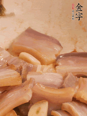 加入雪菜、咸肉冬筍 炒出香味