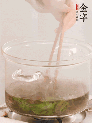 香椿焯水，變色后撈出，切成小段