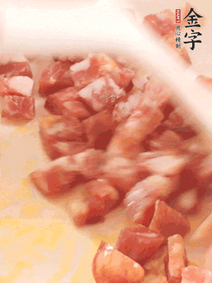 香腸炒出油脂，加入蠶豆煸炒