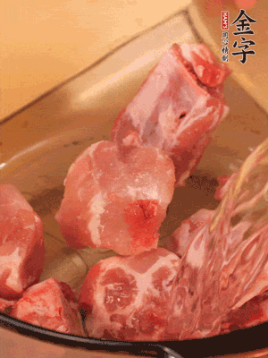 排骨冷水下鍋，加料酒、姜片，煮開(kāi)綽水