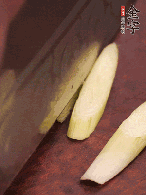蒜白切小段，辣椒斜切圈