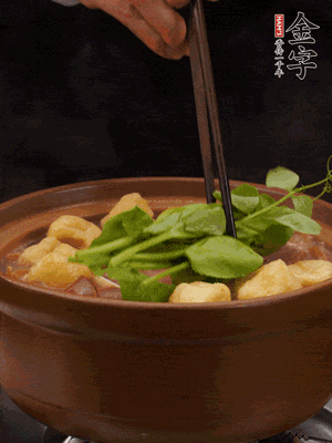 加筒骨煲的經(jīng)典配菜：金字土香腸、油豆腐、千張蓋上蓋子燜一會兒，耐心等候10分鐘。