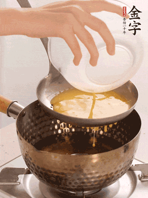 雞蛋過篩子倒入油鍋炸成蛋酥，瀝干油。