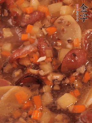 加大半碗水，沒(méi)過(guò)大部分食材