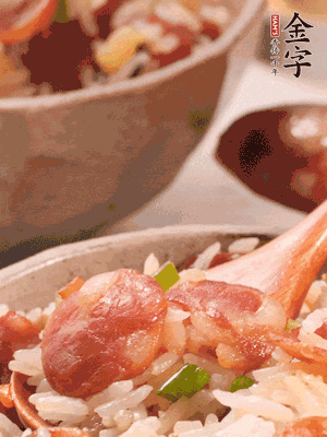 開(kāi)蓋后，沿鍋邊淋2大勺花生油，大火烤出鍋巴。輕輕翻拌一下，撒點(diǎn)蔥花。