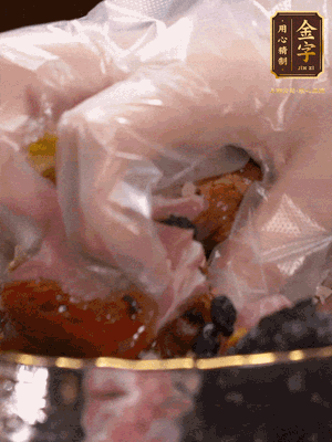 排骨洗凈后（蠔油、生抽、老抽、鹽、糖、淀粉、豆豉、蒜蓉、姜絲）腌制30分鐘