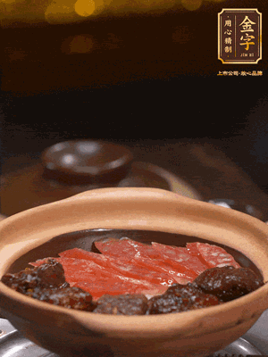 鋪上臘腸和排骨，鍋邊淋一圈油，小火煲10分鐘