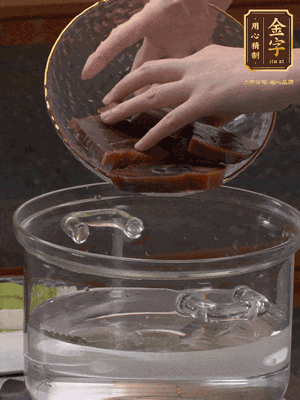火腿蹄片冷水下鍋，水沸騰后煮5分鐘焯水