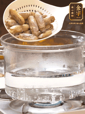 煮一鍋沸水，下蟶子汆燙30秒，撈出浸入冰水，取出蟶子肉