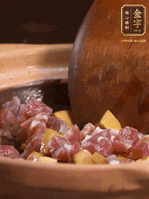 熱油下蒜片，倒入香腸丁、牛肝菌丁翻炒出香味