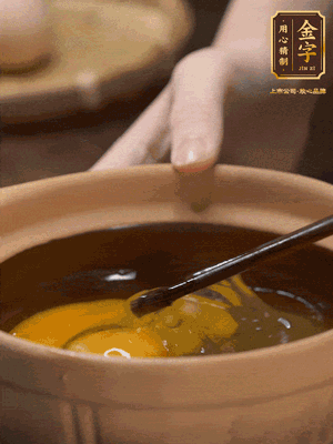 雞蛋打入砂鍋，充分打勻，1.5倍的溫水加一勺鹽，倒入蛋液中，攪拌均勻后用勺子舀去表面浮沫