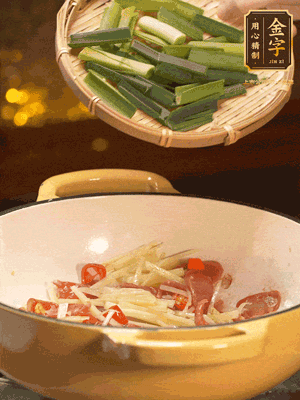 接著放蒜葉，來一點(diǎn)鹽，一點(diǎn)醬油調(diào)味翻勻