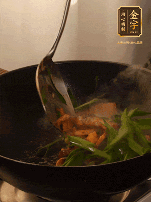 黃豆醬、鹽、糖調(diào)味，淋一圈花雕酒，蒜白先下，蒜葉后下