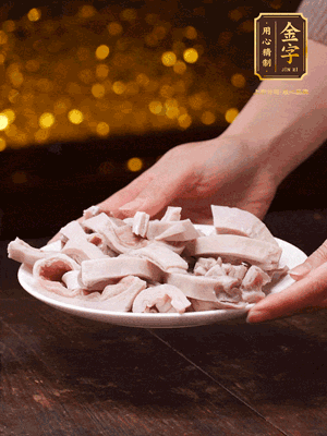 豬肚冷水下鍋，姜蔥料酒去腥，水開(kāi)煮5分鐘，撈出，切小塊。