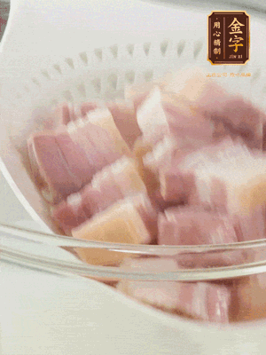 金字淡咸肉、排骨分別加料酒、蔥、姜冷水下鍋焯水，水開撇去浮沫撈出。