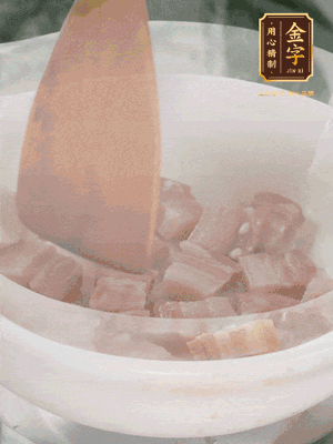 砂鍋內(nèi)咸肉微微煸出香味，再倒入開水。放排骨滾開后轉(zhuǎn)中小火篤30分鐘。（水盡量一次加足，以免中途加水沖淡鮮味。這一步是湯底濃白的關(guān)鍵）