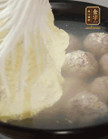 等獅子頭浮起來時(shí)再加白菜蓋。小火慢燉2小時(shí)