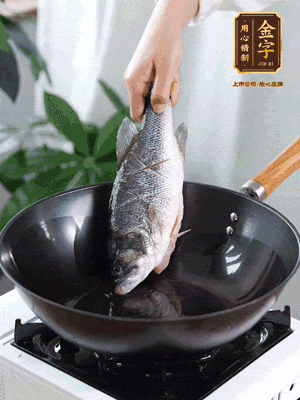 熱油，加1大勺豬油、姜片，再下鱸魚，煎至定型后翻面。（加點豬油，燉出的魚湯更容易變?yōu)榍逅哪贪咨?。?>
					</div>
					<span>步驟 3/6</span>
					<p>熱油，加1大勺豬油、姜片，再下鱸魚，煎至定型后翻面。（加點豬油，燉出的魚湯更容易變?yōu)榍逅哪贪咨?。?/p>
				</li><li>
					<div   id=