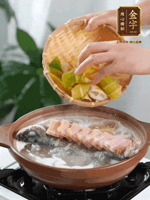 倒開水燉煮后轉(zhuǎn)移入砂鍋，淋料酒去腥、加少許鹽調(diào)味，再依次加咸肉、春筍燉煮15分鐘。