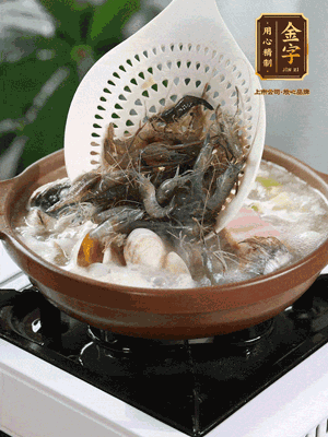 最后加一把蛤蜊、一把河蝦燜2分鐘，放一點白胡椒粉調(diào)味，撒上蔥花點綴！