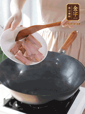 豬油熱鍋，下咸肉煸香，再下蔥姜提鮮