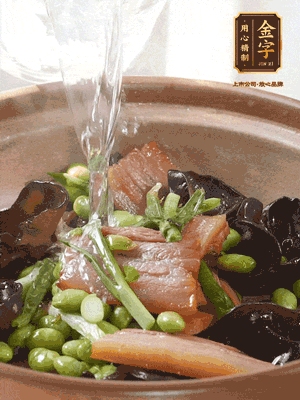 轉(zhuǎn)入砂鍋，加入開水、百葉結(jié)燉煮10分鐘