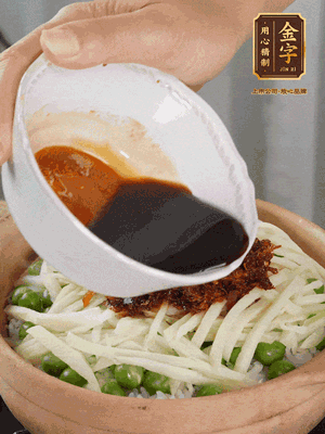 繼續(xù)小火燜3分鐘，淋上XO醬攪拌均勻。

