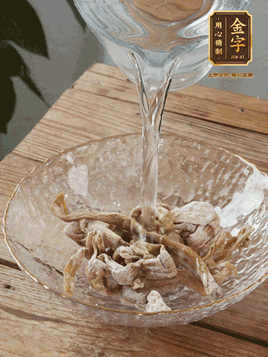 筍干提前泡發(fā)1晚切段，冬瓜去皮切塊。