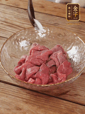 牛肉切丁，加黑胡椒海鹽、橄欖油腌10分鐘