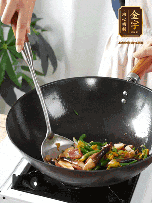 煸香蒜末，下香腸翻炒均勻，再依次下雞縱菌、黃瓜花