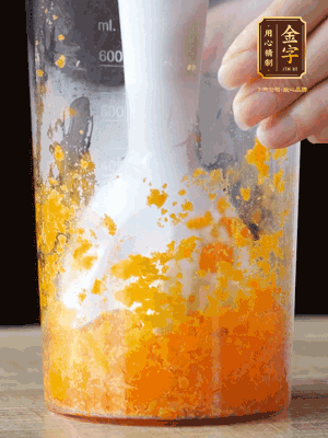 加玉米油、水怡、水揉搓成細(xì)膩的面團(tuán)。松弛半小時(shí)后，分成37g一個(gè)