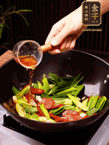 下蒜苗炒軟，沿鍋邊烹入一勺料酒，加醬油、蠔油、白糖調(diào)味炒勻