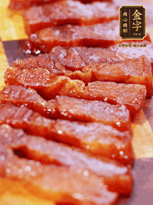 金字醬油肉煮熟，切片
