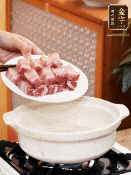 鍋內(nèi)倒油，下咸肉微微煸炒，再放排骨炒一下