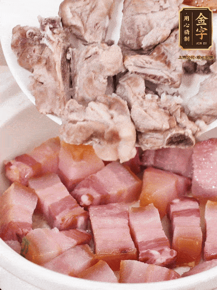 倒入開水燉煮，大火燒開后轉(zhuǎn)小火