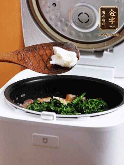 放入電飯鍋、加1勺豬油翻拌均勻