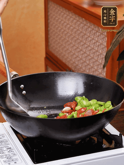 再放入蠶豆翻炒，加一點點醬油調(diào)味