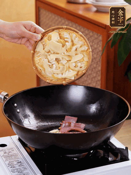 油熱，下蒜末、火腿煸炒出香味，再下筍片微微翻炒