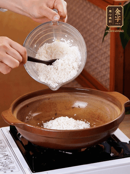 砂鍋中倒入煎羊肚菌的油，涂勻。加入提前浸泡過(guò)1小時(shí)的生米，再加入和生米齊平的水,,蓋蓋子，大火煮沸后轉(zhuǎn)小火煮至水分微干