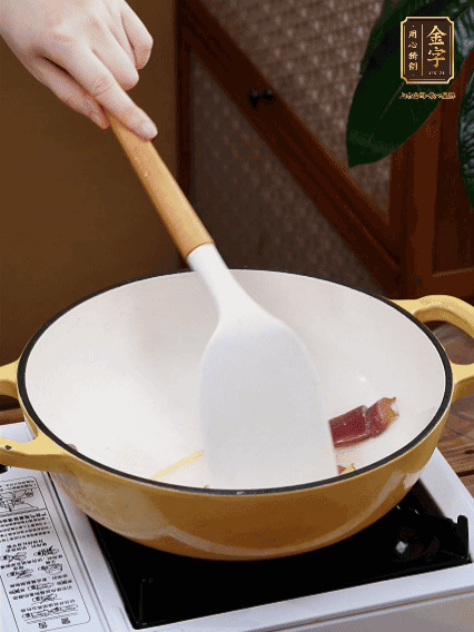 油熱，姜絲、火腿微微煸出香味