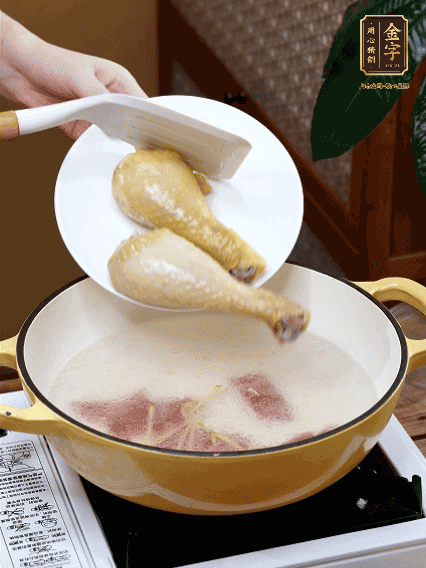 倒清水，放雞腿，大火煮開轉(zhuǎn)中小火煮20分鐘