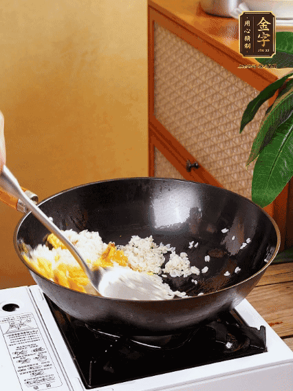 3個(gè)雞蛋攪成蛋液，下鍋煎至5成熟
