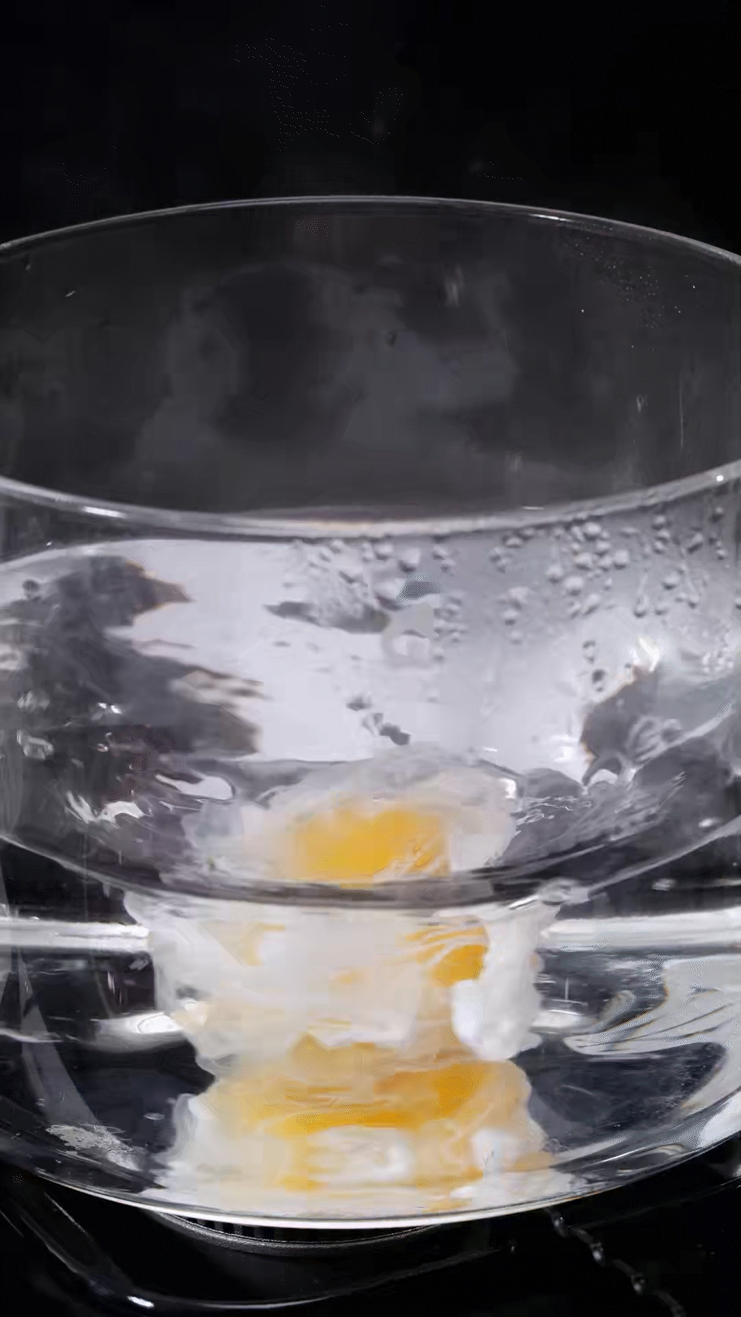 水開加入白醋和雞蛋，做成水波蛋
